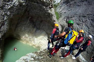 Saut dans une vasque en canyon