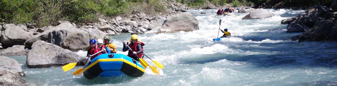 Passage des rapides en rafting sur l'Ubaye proche de Barcelonnette et Embrun, sensations garanties