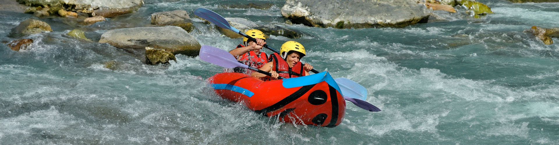 Couple dans un canoë-raft sur l'Ubaye