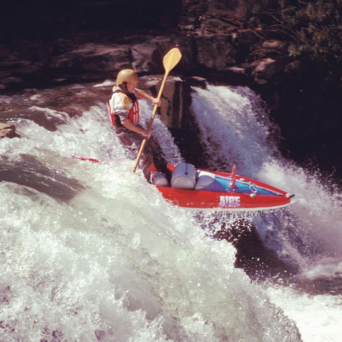 Jeff Snyder sur son strider boat au passage d'une chute