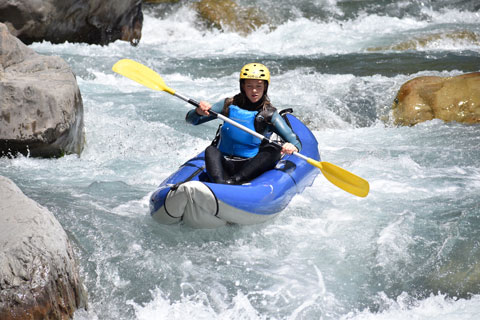 Une kayakiste avec son kayak-raft dans les rapides de l'Ubaye