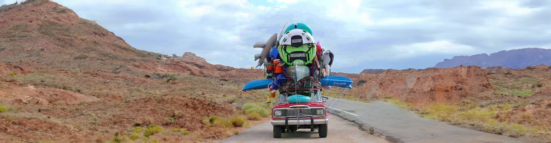 Voiture avec un amoncellement de canoës sur le toit