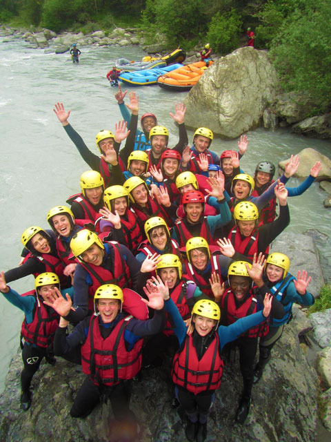 Tout un CE en combinaison Néoprène et casque pour une descente en raft