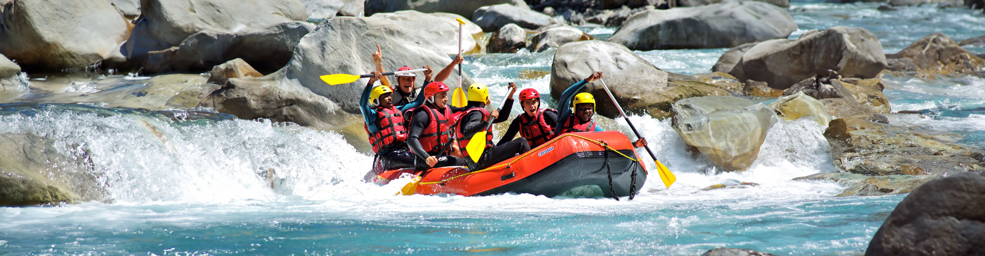 Parents et ados sur un raft