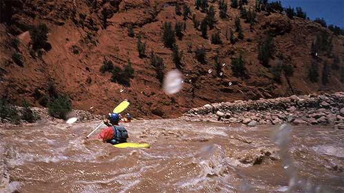 Les montagnes rouge de la Tessaout donne au printemps cette même couleur sur l'eau. Maroc