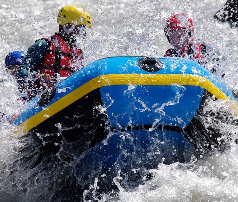 Explosion de gouttes d'eau sur raft