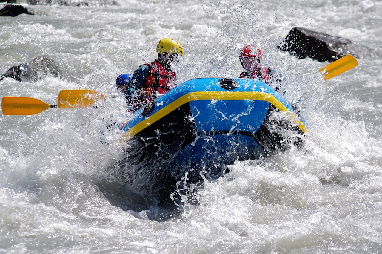 Raft dans les rapides avec un max d'éclaboussure