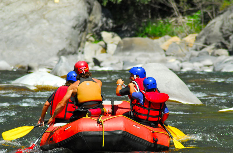 Guide et équipiers sur la rivière Ubaye – Barcelonnette