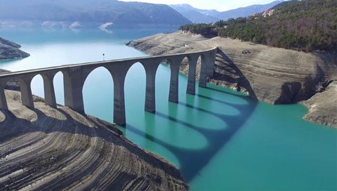 Le viaduc de Chanteloube en été 2022, avec −17 mètres sous sa cote normale