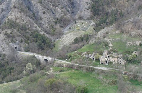 Le tunnel du village de Roche Rousse au-dessus de l'embouchure de l'Ubaye