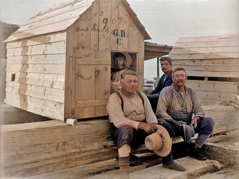 Les cageux devant leur cabine de couchage