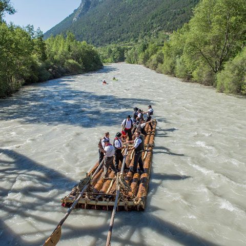 Les radeliers de nos jours voguant sur la Durance en amont du lac de Serre-Ponçon