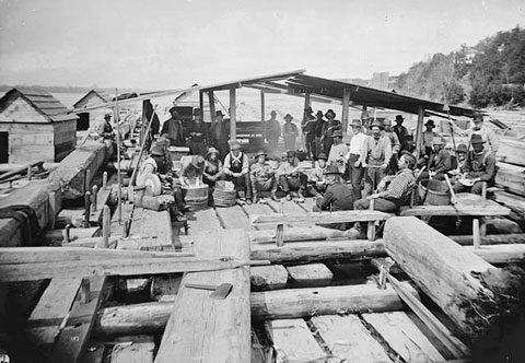 Repas et cuisine des cageux du train de bois du flotteur J. R. Booth sur la rivière des Outaouais